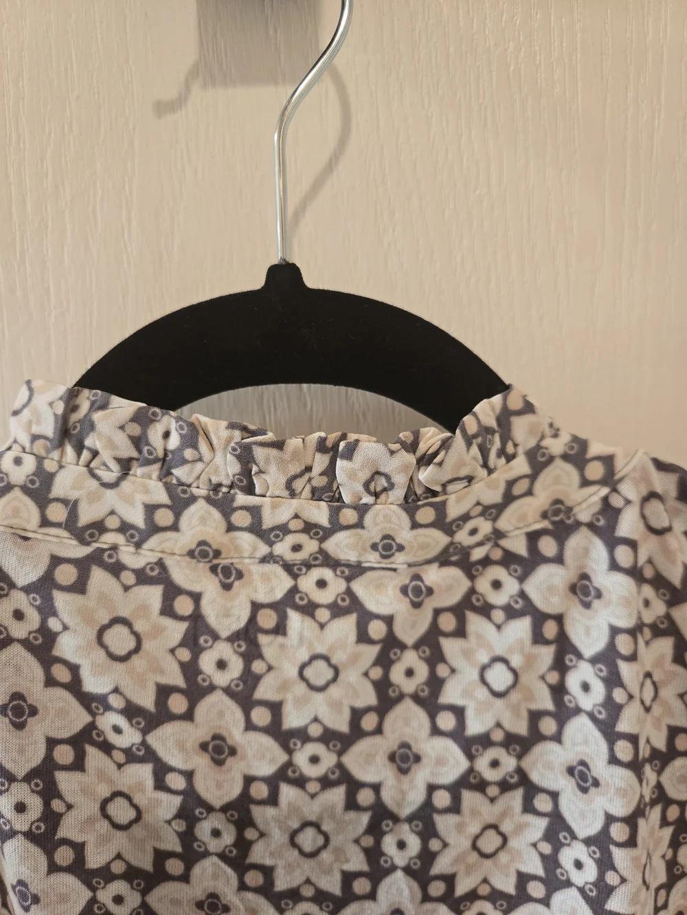 LOFT White and Gray Floral Print Puff Sleeve Top